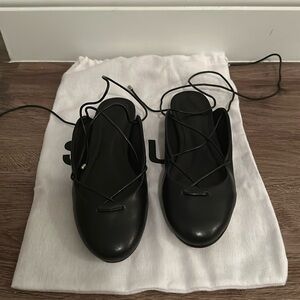 Brand New Schutz Cami Casual Leather Flat- Size 5
Box and Dust Bag Included